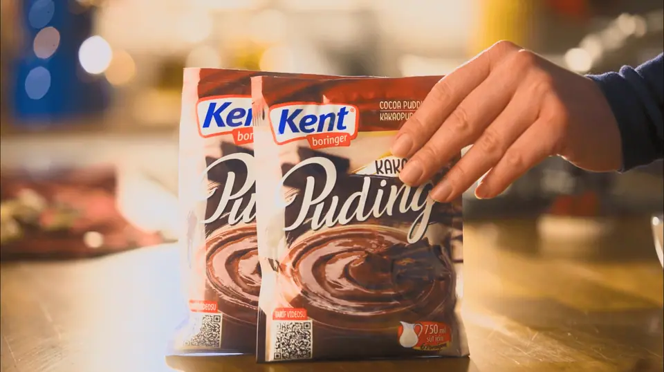 Kent Boringer puding TV reklamından mutfak tezgâhındaki ürün paketleri